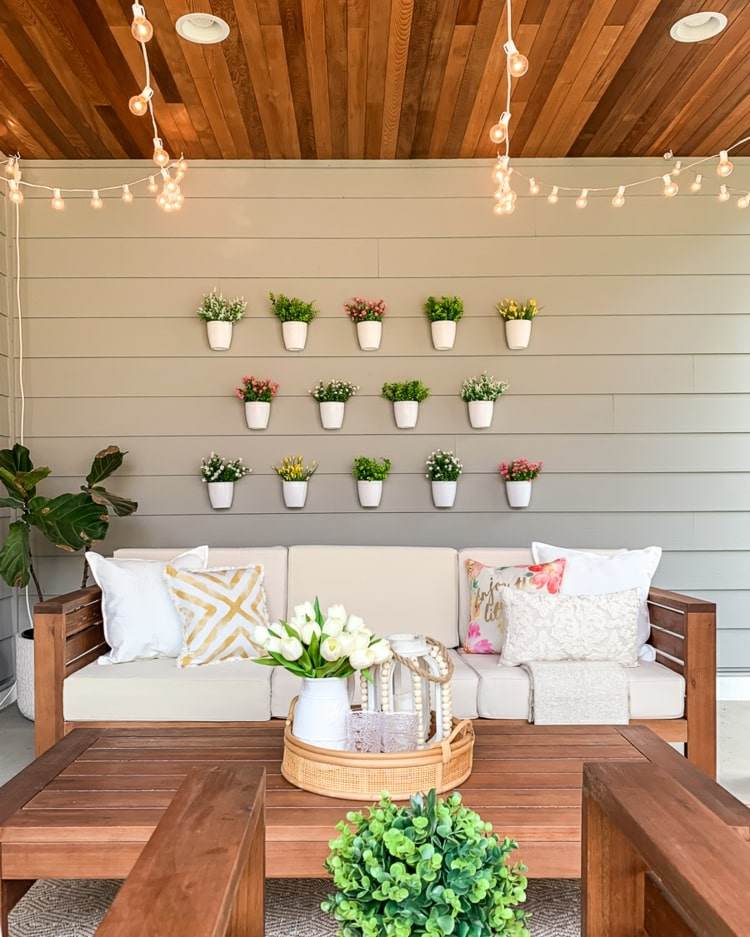 Enkel och vacker väggdekoration för terrasser med vita krukor och blommor