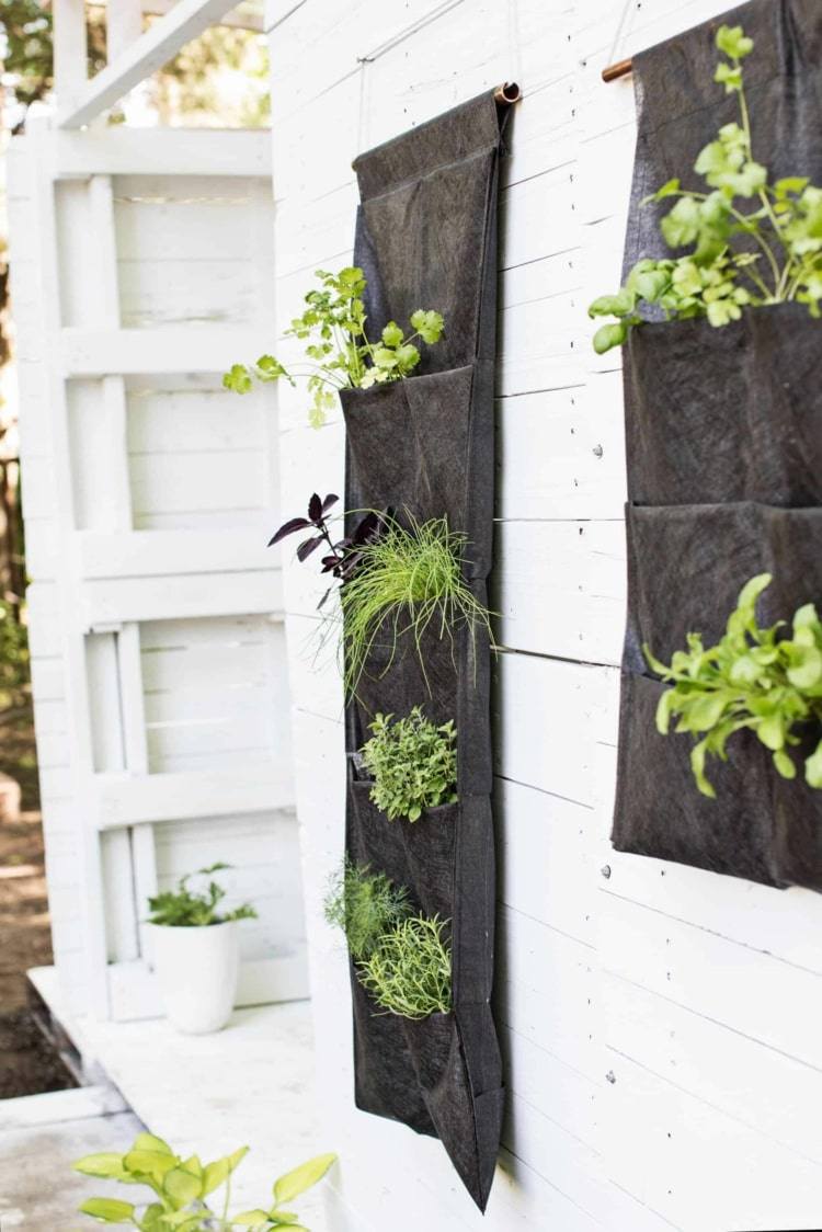 Gröna uteplatsväggen med växtpåsar - användbara väggdekorationer kan installeras snabbt och enkelt
