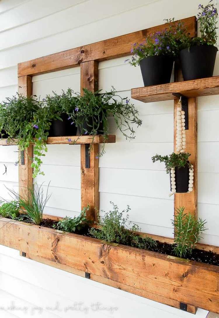 Gröna altanväggen med aromatiska växter - bygga hyllor från lastpallar eller skrot