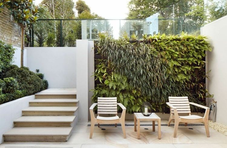 Frodiga anlagda terrasser med vertikala trädgårdar för modern stil