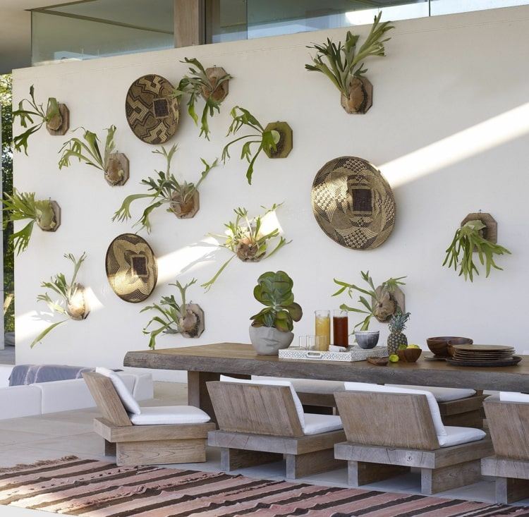 Cool idé med luftväxter och skålar i terrassens matplats