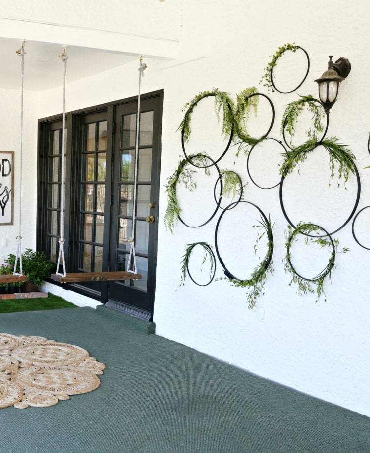 Terrassväggdekoration - ordna hula -hoops i grupper och dekorera med växter