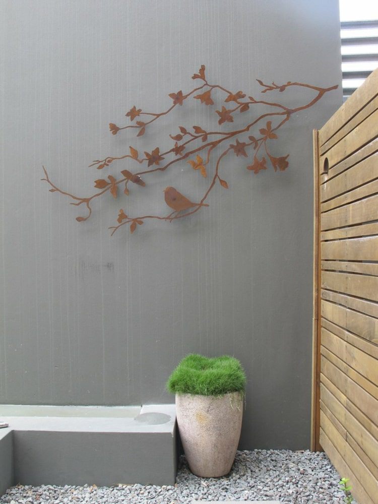 Filigran gren av patina för att dekorera en grå terrassvägg