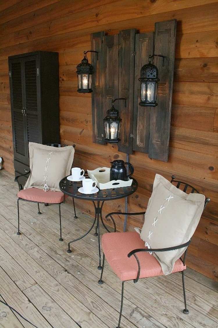 Rustik väggdekoration för terrassen av mörka träskivor med lyktor