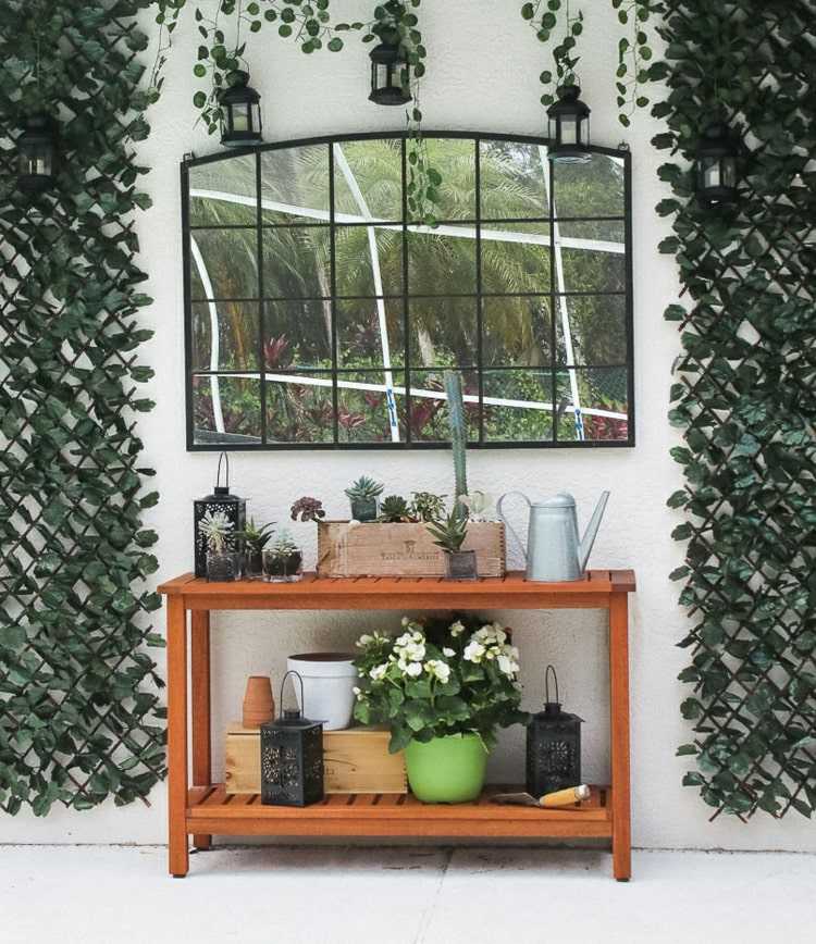 Spegel på terrassen med sidobord för växter och dekorationer och spaljéer