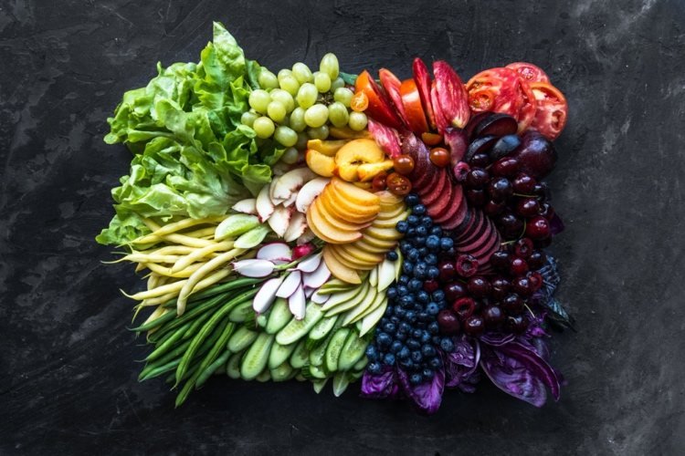 Regnbåge av färgglada frukter och grönsaker