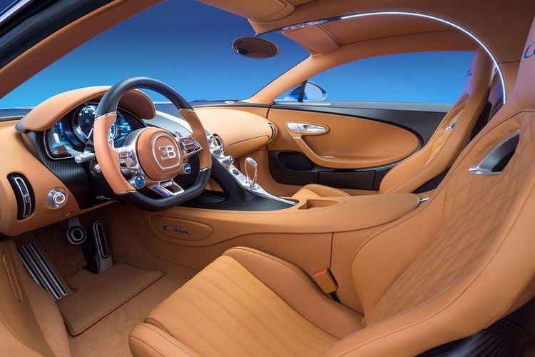 bugatti chiron -interiör med lyxig multifunktionsratt och lädersäten i ljusbrun