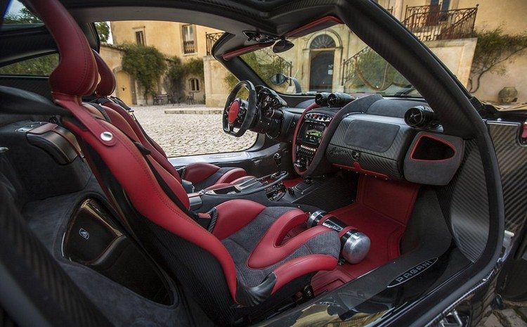 pagani huayra bc interiör med röda partiella lädersportstolar och nitro turbo boost cockpit
