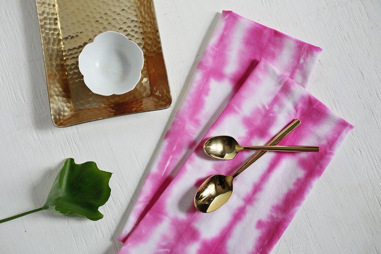 Textilier som färgar tygservetter-shibori-färgning-teknik-rosa