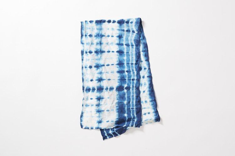 textilfärgning-itajime-shibori-mönster-halsduk-indigo-färg