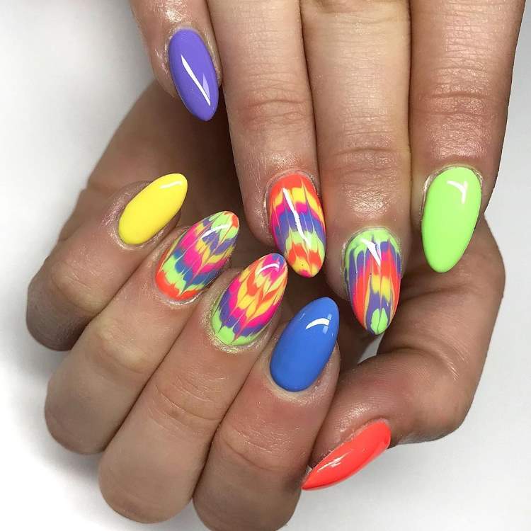Neonfärger nagellackstrender regnbågspikdesigner