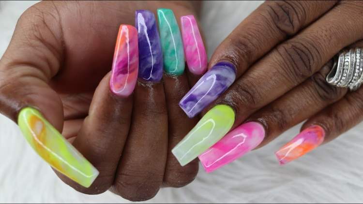Marmor naglar trend sommar neon färger nageldesign