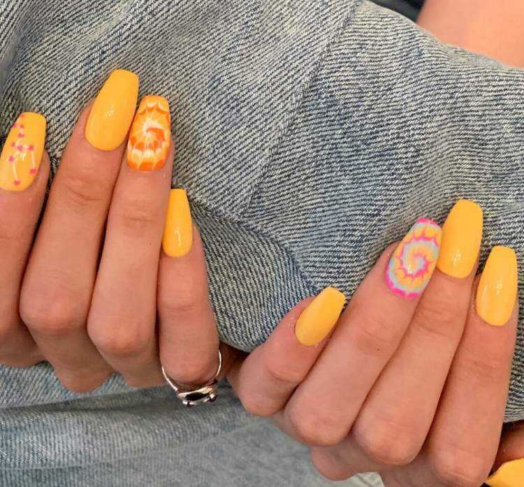 Gigi Hadid naglar tie dye naglar nageldesign trender