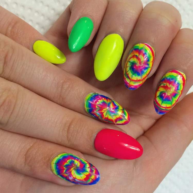 Mandelformade naglar långa nageltrender neonfärger nagellack