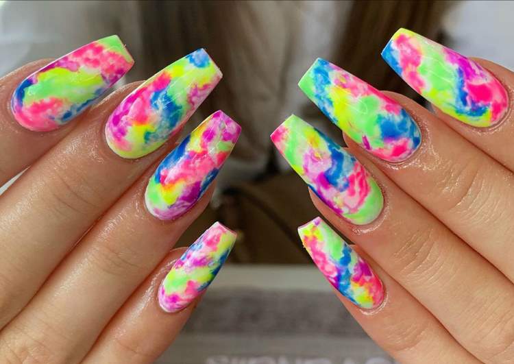 Tie dye naglar rainbow nail design gör dig själv instruktioner