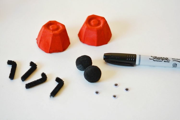tinker med ägglådor material-edding-pipe cleaner-ben-insekter-fjäder