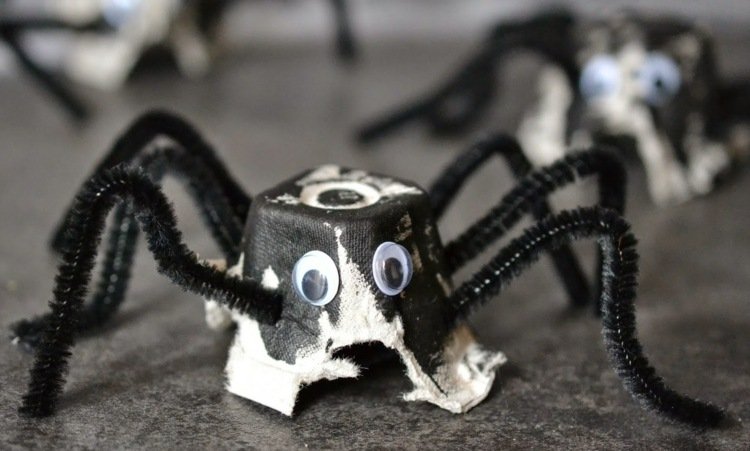 tinker-ägg-lådor-spindel-gör-det-själv-idé-barn-halloween
