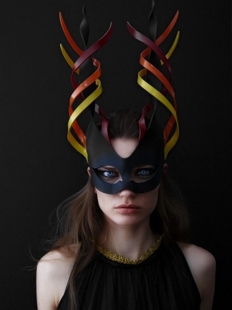 djurdräkter-vuxna-karneval-masker-mode-damer-svart-röd-hoerner-extravagant