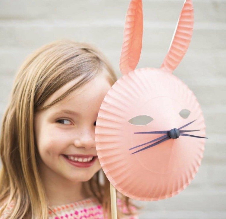 djurmasker-pyssel-karneval-masker-papper-tallrikar-rosa-kanin-lila-morrhår-barn-masker