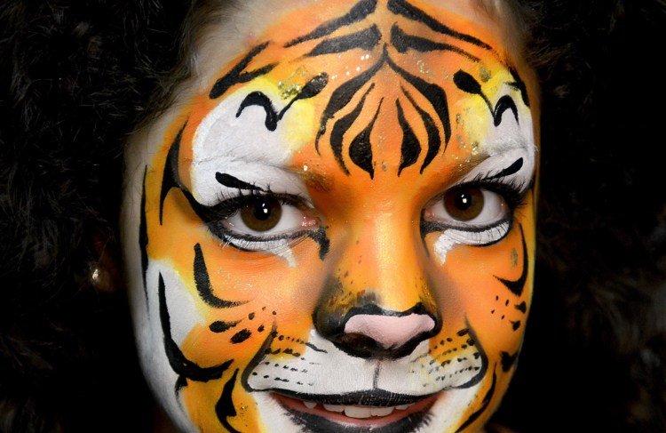 perfekt smink tiger ansikte karneval