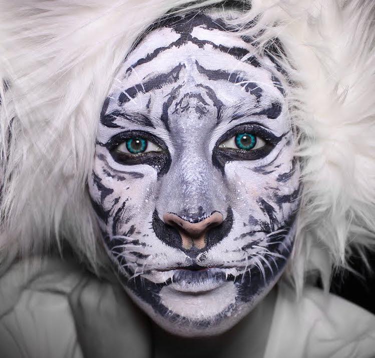 vit tiger ansikte make-up gröna ögonlinser