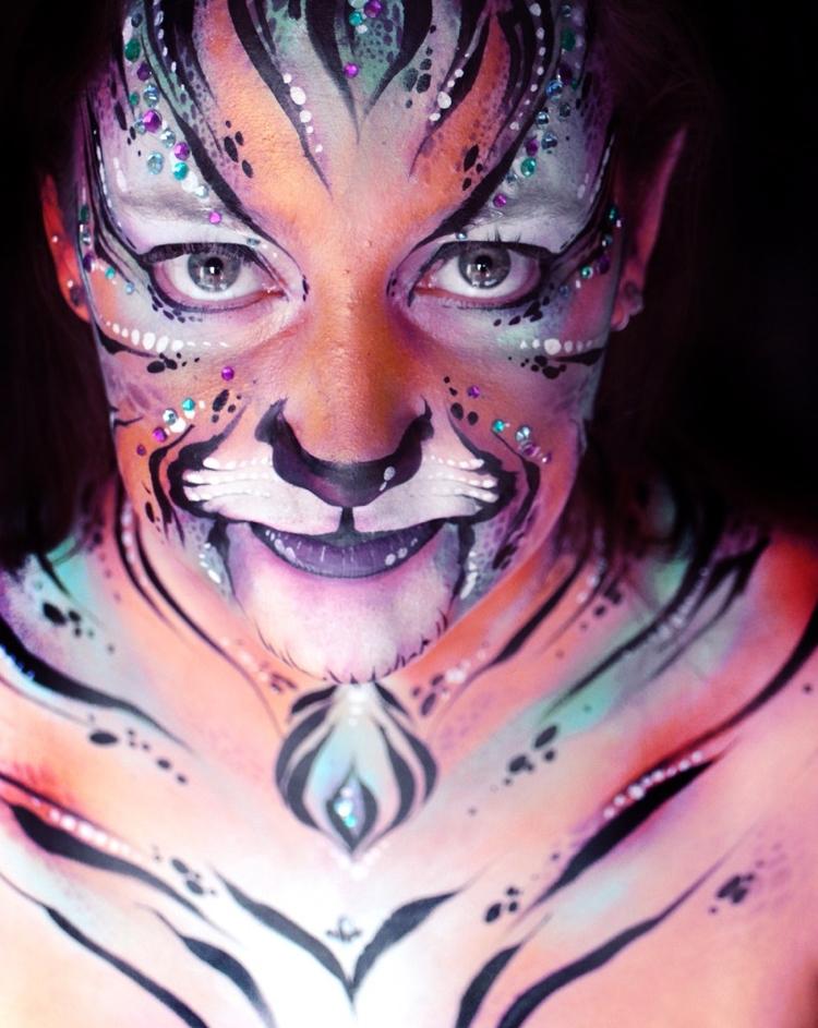 Carnival som en tiger vuxna målar färgglada strass