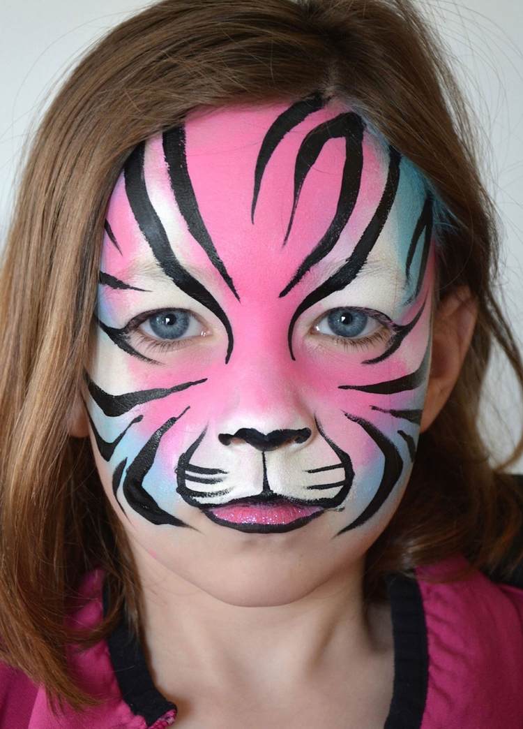 tiger sminkade sig snabbt på karnevalstjejer