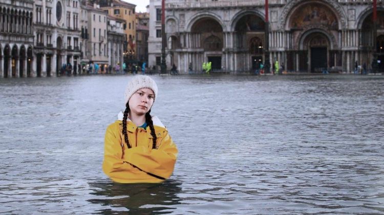 översvämning i Venedig som ett tecken på klimatförändringar med greta thunberg i vattnet