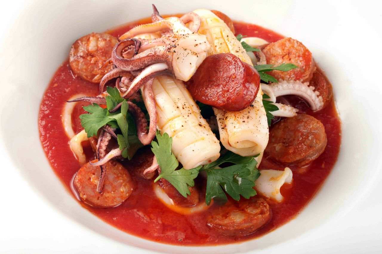 Bläckfiskrecept, tomatsås och salami, skaldjur i spansk stil