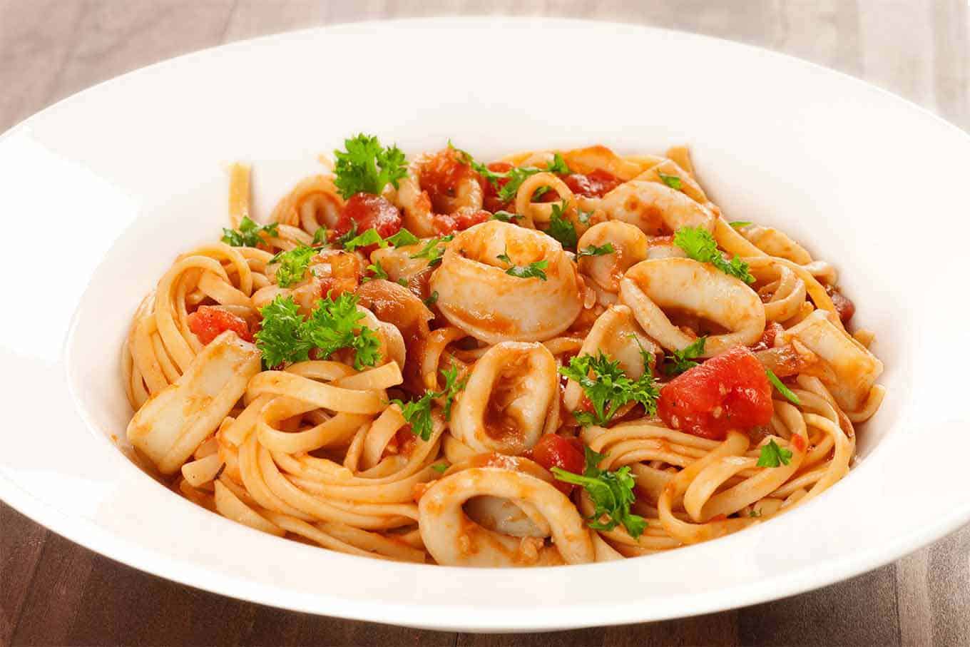 Bläckfiskrecept Spaghetti med skaldjur Tomatsås Basilika Sommarrätter lätt