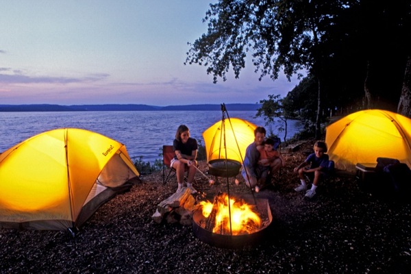 Campingplatsen visar familjer på natten
