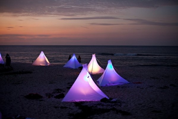 underbara bilder camping natt-lila tält strand