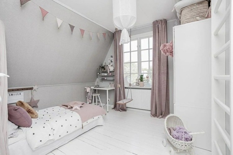 Barnrum för tjejer i askrosa, vitt och grått med en mysig lutning