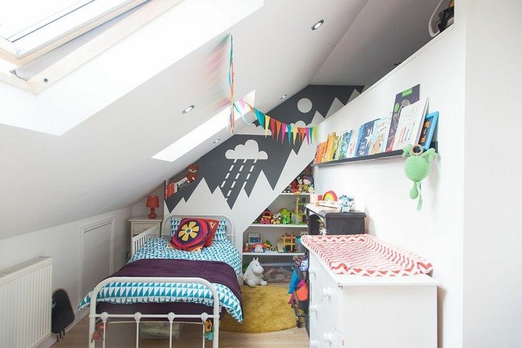 Sovplats under sluttningen med metallbädd och modern väggdesign