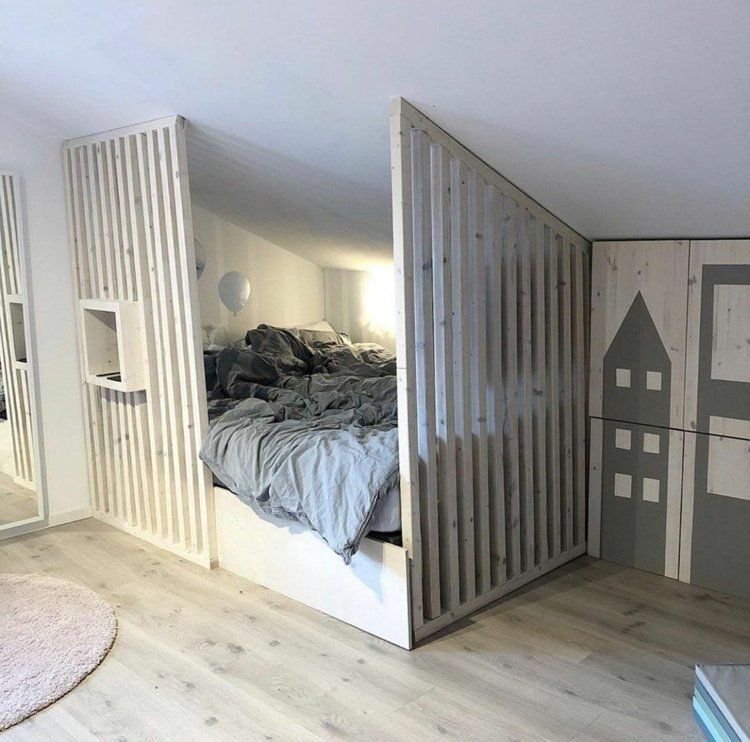 Rama in sängen med en sekretessskärm av träband för tonåringar