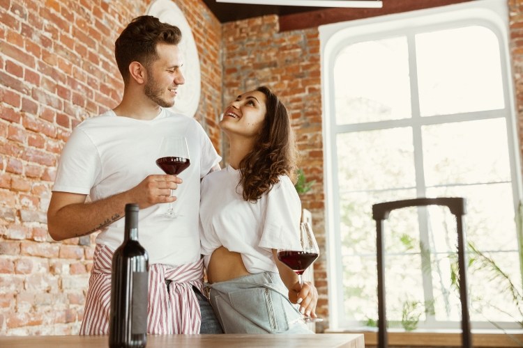 Tips för vårstädning Ungt par dricker vin efter att ha huggat ut