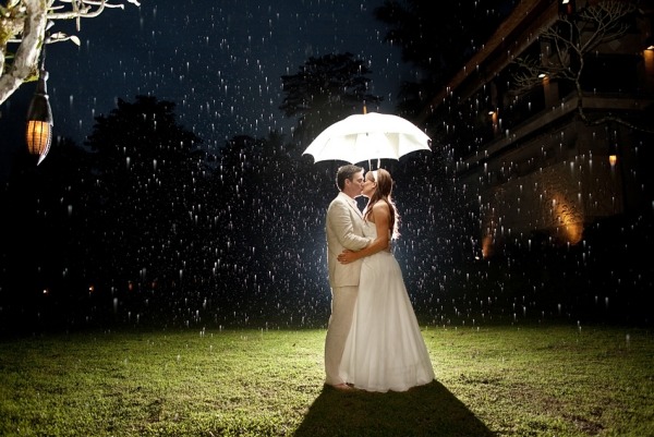 Trädgård-bröllop-dans-regn-kvällsljus