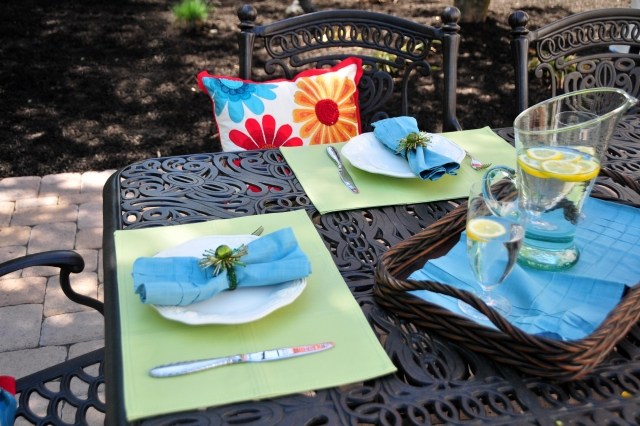 tips för sommarfestidéerna bordsdekorationer blå servetter