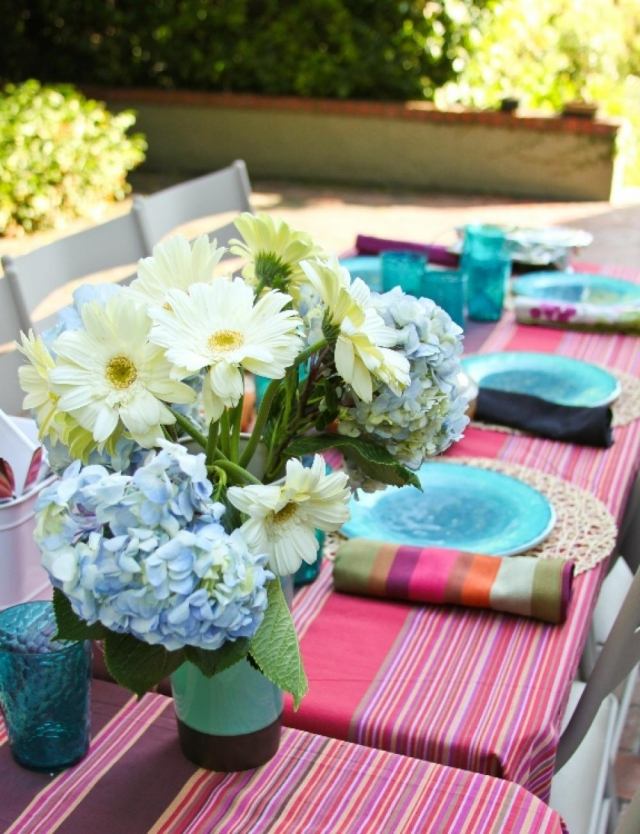 tips sommarfest framgångsrika blommor bordsdekorationer violett duk