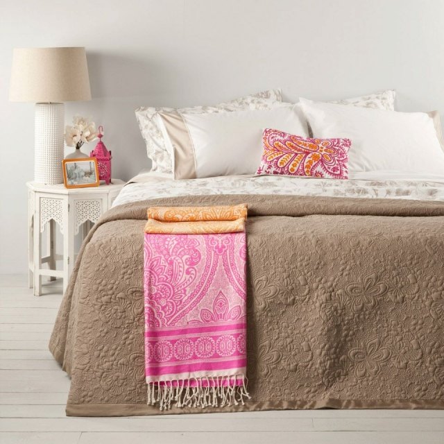 sängkläder-sovrum-tips-färgade-accenter-kudde-filt