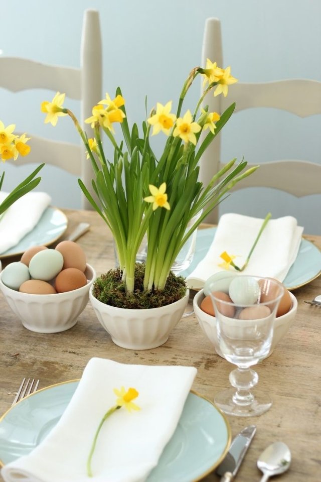 Påskbord som dekorerar bukett med gula påskliljor blomkruka bordsdekoration