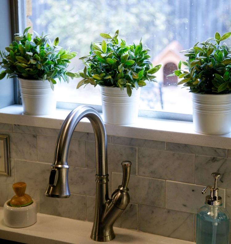 kök-fönster-tips-idéer-växter-handfat-beslag-kakel-marmor