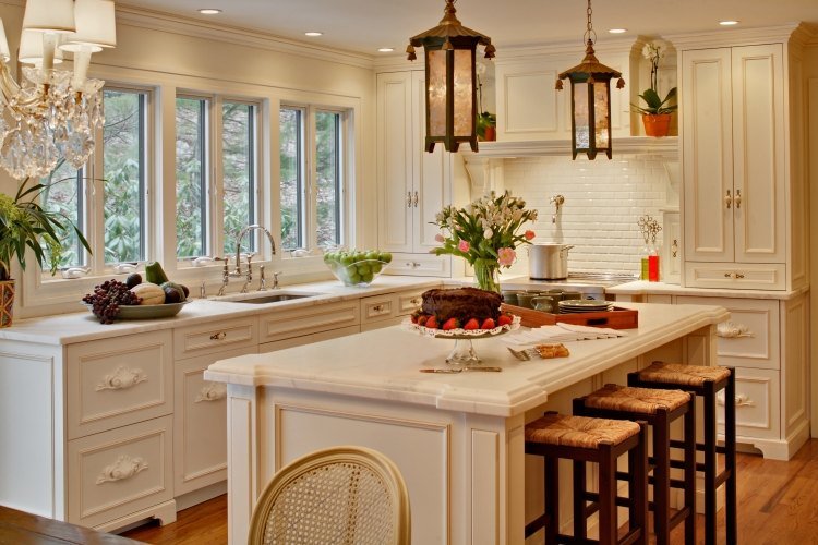 kök-fönster-tips-idéer-vit-vintage-prydnader-stuckatur-köksskåp-köksö