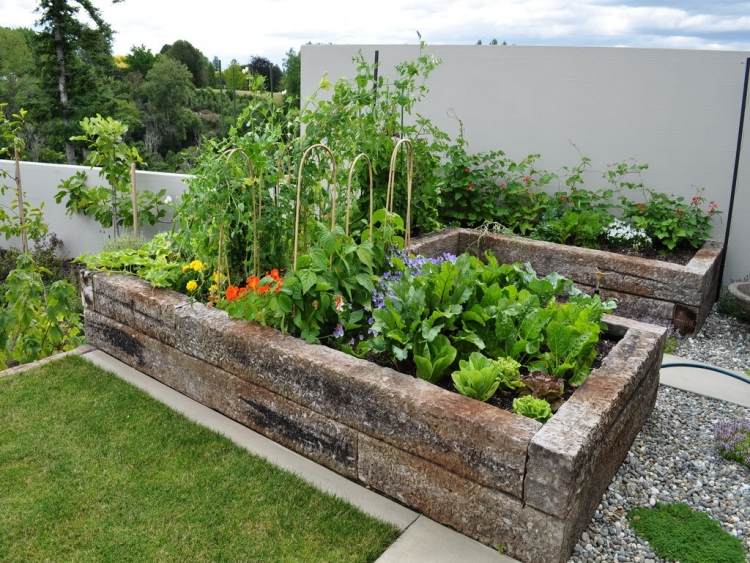 tips-idéer-liten-trädgård-design-höjd säng-sten-grus-grönsaker