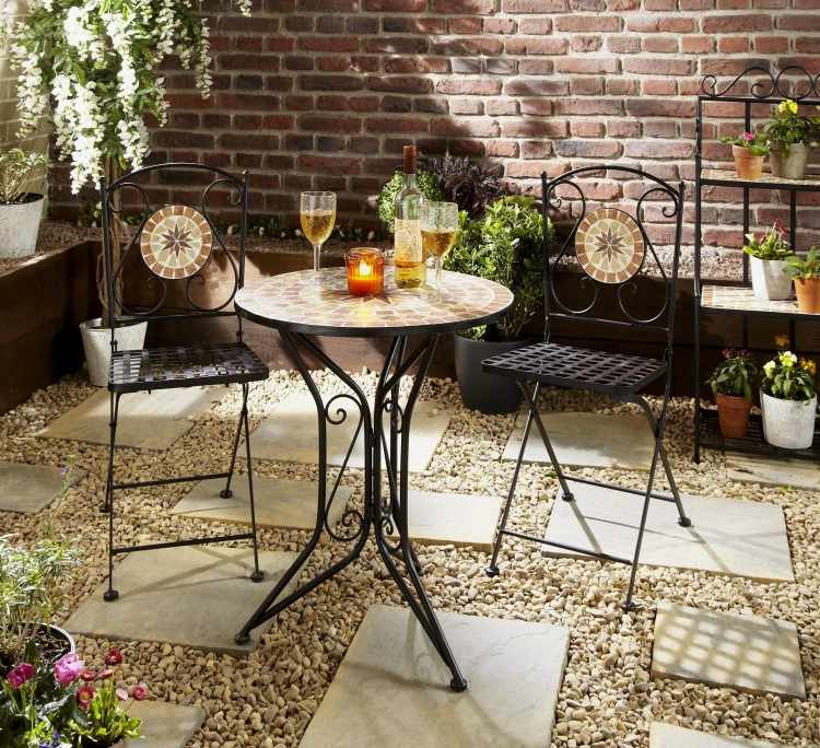 trädgård-design-grus-kakel-järn-möbler-trädgårdsmöbler