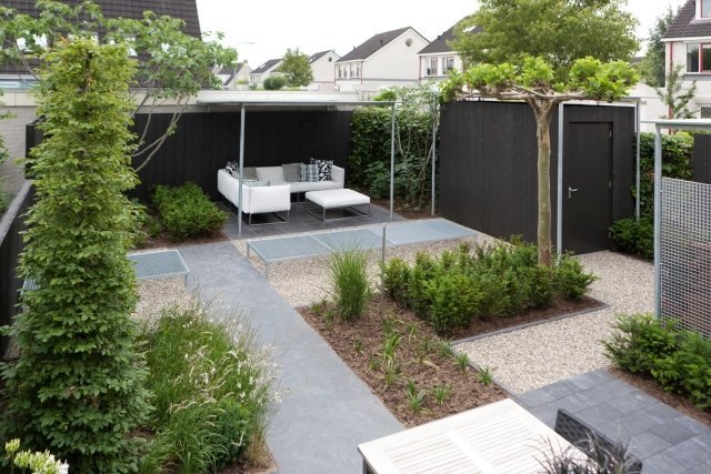 design liten trädgård trottoar sittgrupp grus prydnadsväxter