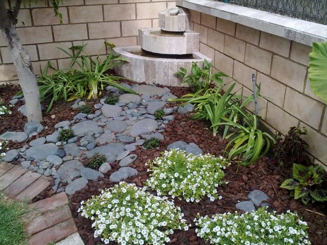 trädgårdstips idéer vattenfunktion markskydd grusmassa