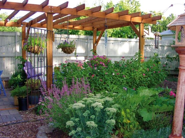 design liten trädgård trä pergola prydnadsväxter hängande korg