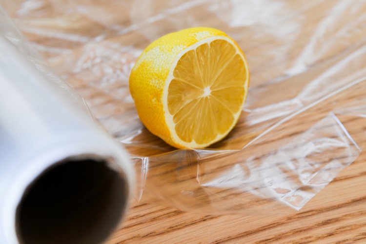 Tips och tricks i hushållet klamfilm-wrap-citron-håll-fräsch