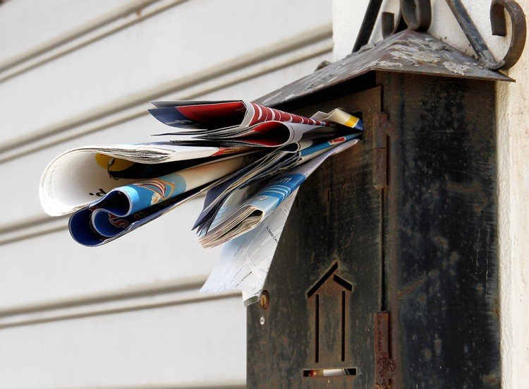 Tips för inbrottsskydd under-semester-grannar-fråga-tomma-brevlådor